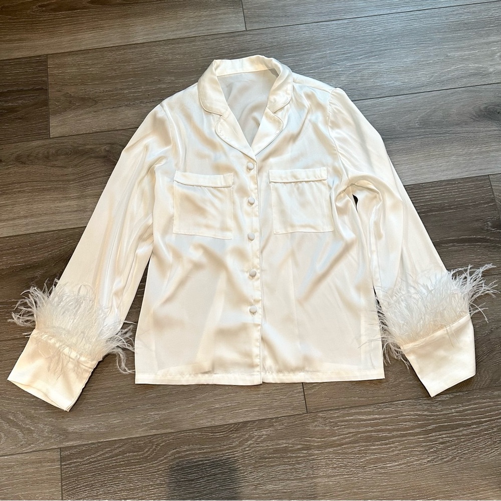 UNTAMED PETALS BY AMANDA JUDGE Ivory Satin Feather-Cuff Pajama Top